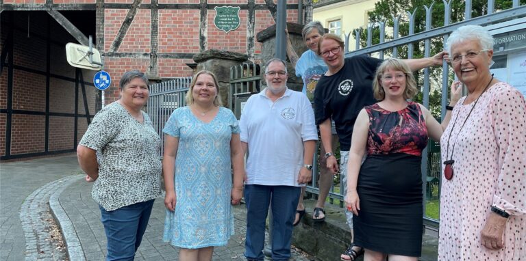 Vor der Mühlpforte, dem Domizil des Knappenvereins, haben sich einige der insgesamt elf Mitwirkenden versammelt. Sie freuen sich auf den Tag der Kunst am 28. August (v.l.): Brigitte Heyse, Conny Cintosun, Klaus Bonzek, Martina Weller, Mechtild Hetterscheidt, Anke Grau und Hanne Leinweber.