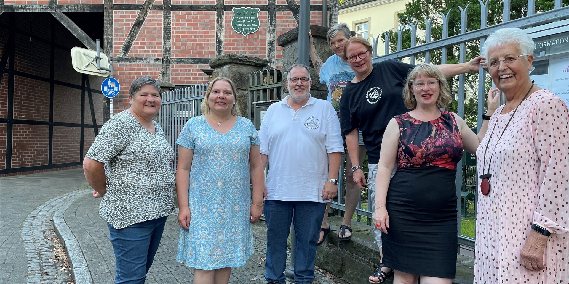 Vor der Mühlpforte, dem Domizil des Knappenvereins, haben sich einige der insgesamt elf Mitwirkenden versammelt. Sie freuen sich auf den Tag der Kunst am 28. August (v.l.): Brigitte Heyse, Conny Cintosun, Klaus Bonzek, Martina Weller, Mechtild Hetterscheidt, Anke Grau und Hanne Leinweber.
