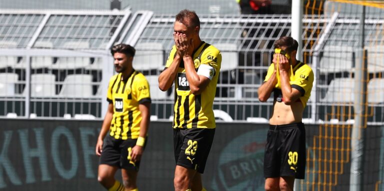 Antonios Papadopoulos, Franz Pfanne und Niklas Dams gehen enttäuscht vom Platz.