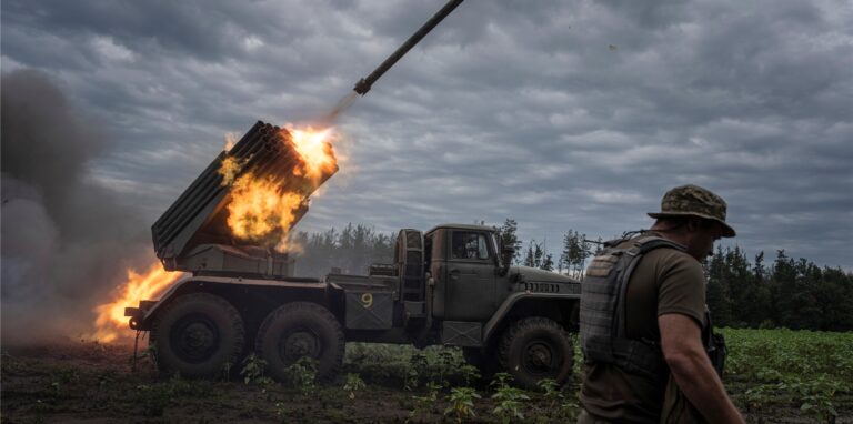 Ein ukrainisches MSLR BM-21 «Grad», ein Mehrfachraketenwerfersystem, schießt auf russische Stellungen an der Frontlinie in der Region Charkiw.