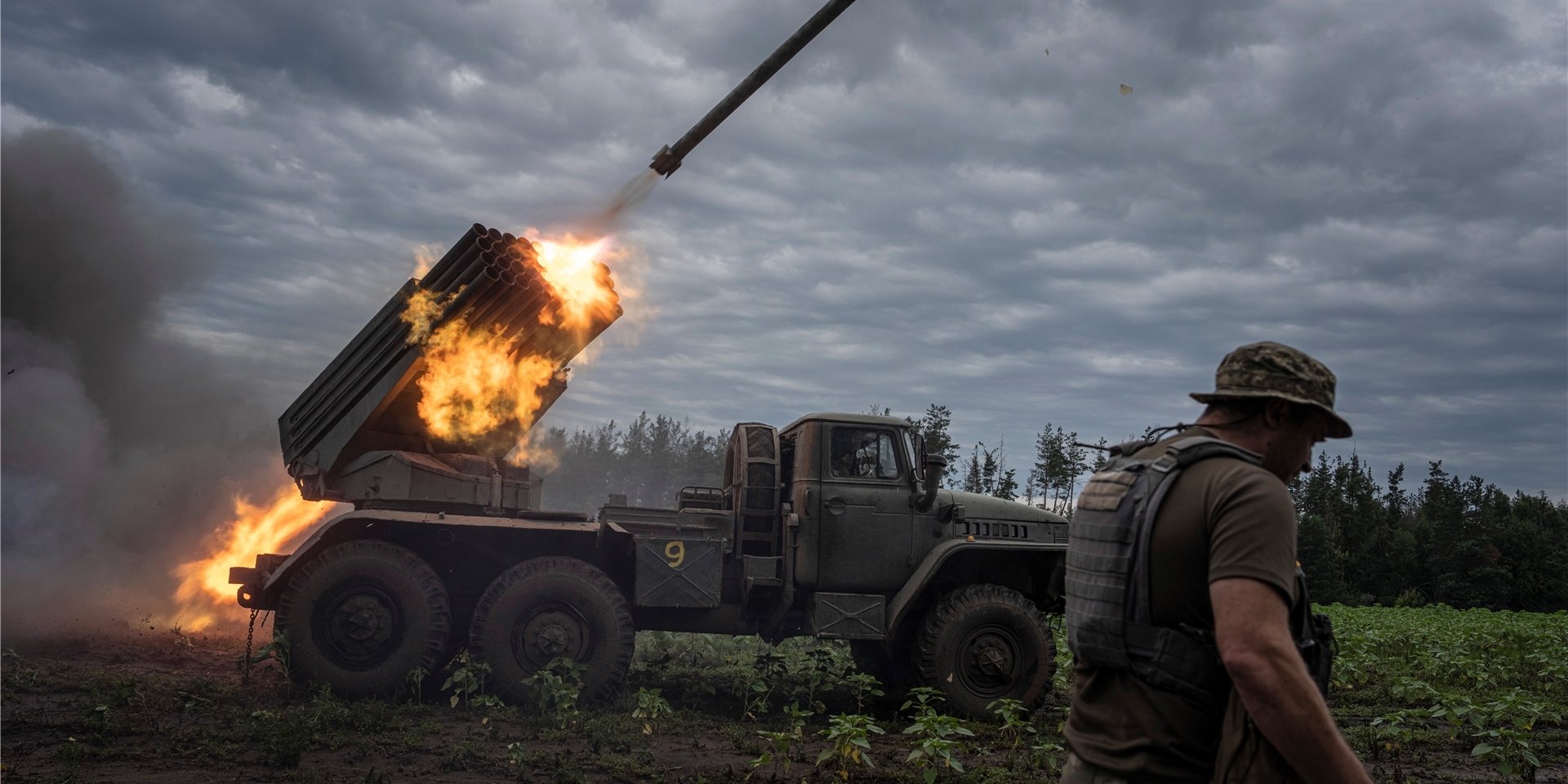 Ein ukrainisches MSLR BM-21 «Grad», ein Mehrfachraketenwerfersystem, schießt auf russische Stellungen an der Frontlinie in der Region Charkiw.