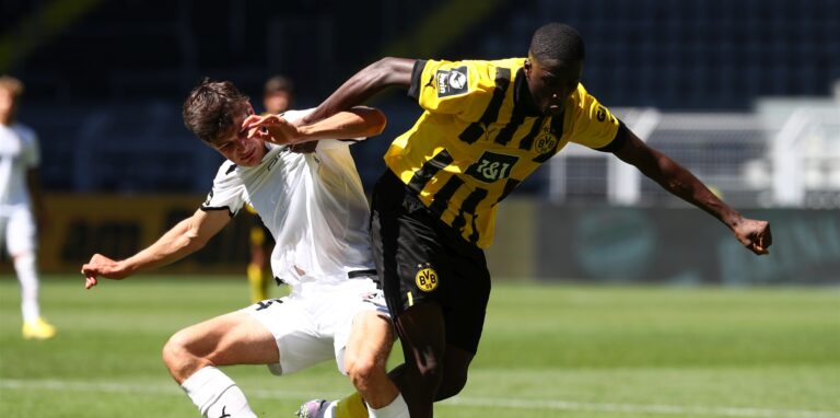 Soumaila Coulibaly im Zweikampf mit Merlin Röhl.