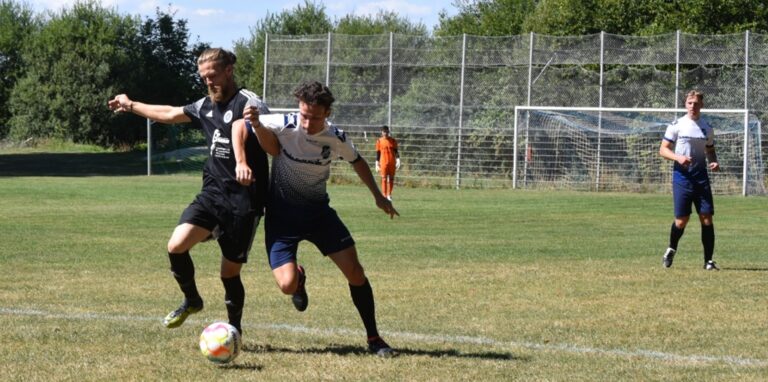 Nur mit Mühe kann sich hier Horneburgs Kevin Suer (l.) im Duell mit seinem Recklinghäuser Gegenspieler durchsetzen.