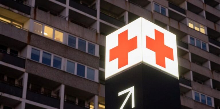 Ein Pfeil weist den Weg zur Notaufnahme eines Krankenhauses.