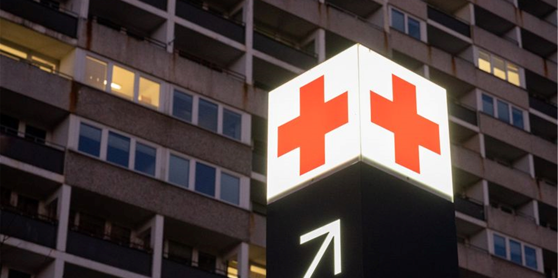 Ein Pfeil weist den Weg zur Notaufnahme eines Krankenhauses.