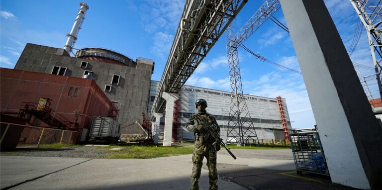 Auf diesem während einer vom russischen Verteidigungsministerium organisierten Reise aufgenommenen Foto, bewacht ein russischer Soldat einen Bereich des Kernkraftwerks Saporischschja in einem Gebiet unter russischer Militärkontrolle im Südosten der Ukraine.