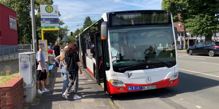 Buskunden steigen an der Haltestelle „Am Rathaus“ in den SB 24 ein.