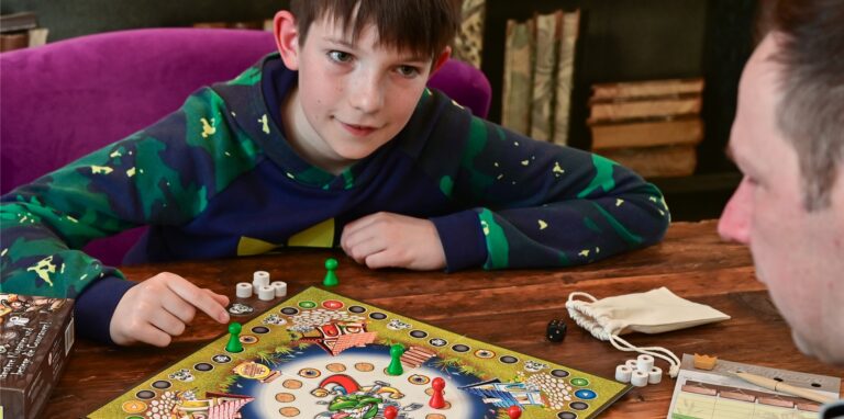 In der Pandemie entdecken viele Menschen den Spaß am gemeinsamen Miteinander wieder für sich: Hier spielen Matthias Zirnsack und sein Sohn Ben ihr selbst erfundenes Spiel „Coronarr“, in der sie die Corona-Krise spielerisch verarbeiten.