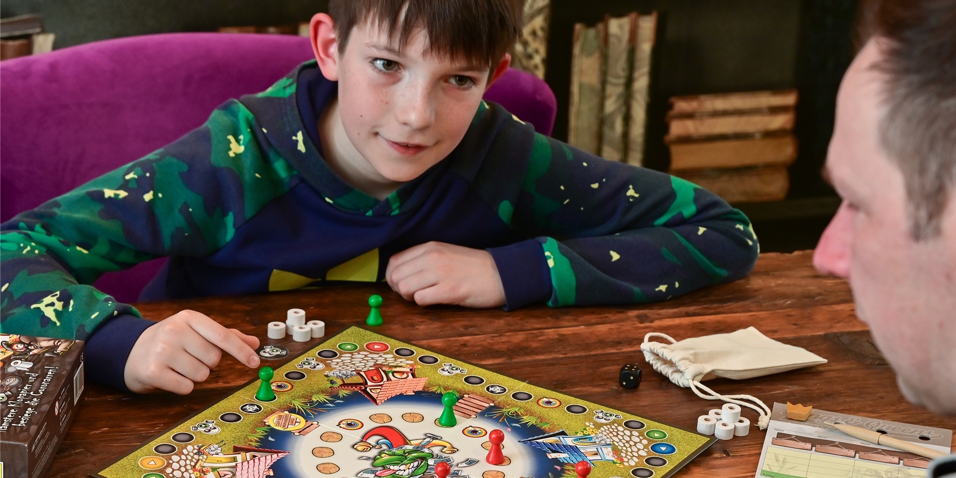 In der Pandemie entdecken viele Menschen den Spaß am gemeinsamen Miteinander wieder für sich: Hier spielen Matthias Zirnsack und sein Sohn Ben ihr selbst erfundenes Spiel „Coronarr“, in der sie die Corona-Krise spielerisch verarbeiten.
