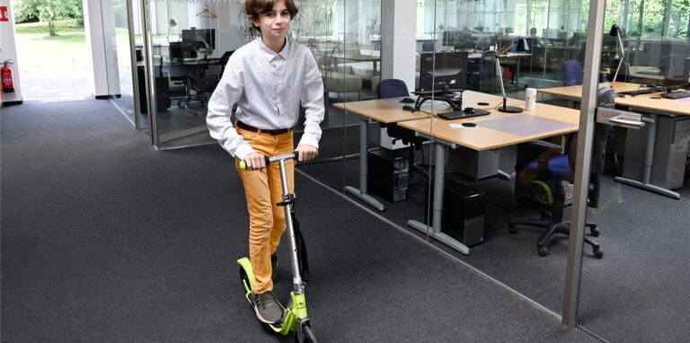 Der höchstbegabte Ruben Charara fährt Roller in der Firma aievas AG.