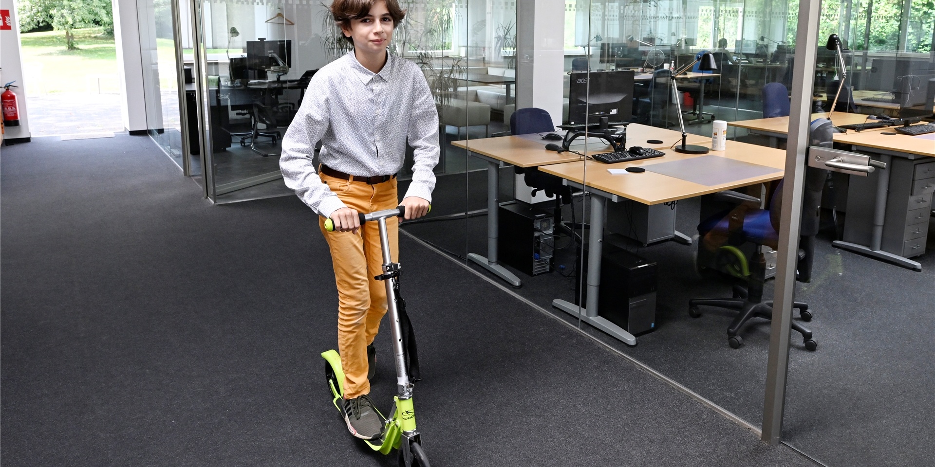 Der höchstbegabte Ruben Charara fährt Roller in der Firma aievas AG.