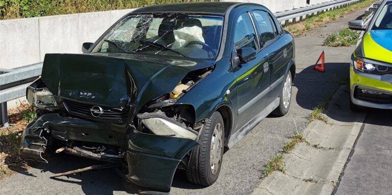 Bei einem Unfall auf der A31 bei Dorsten sind am Montag zwei Personen verletzt worden.