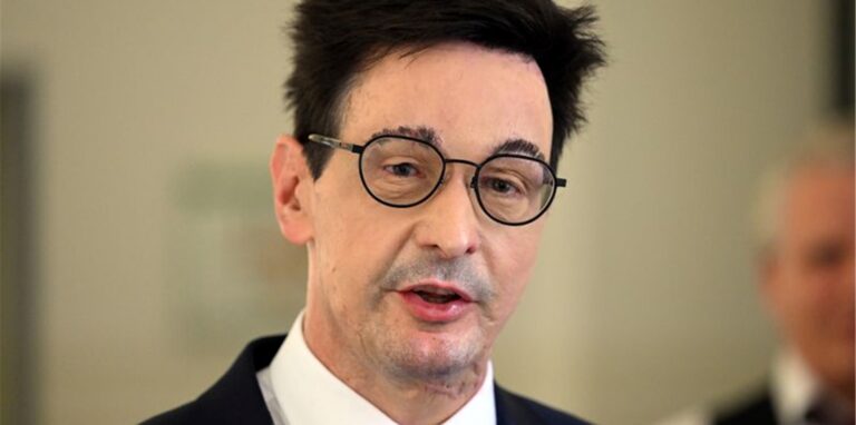 Bernhard Günther, ehemaliger Finanzchef von Innogy, gibt vor Beginn des Prozesses ein Statement ab.