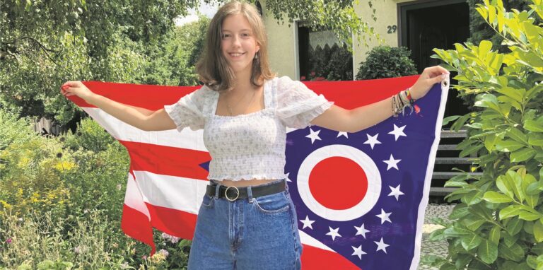 Eine junge Frau mit Ohio-Flagge