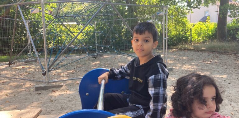 Auch diese Kinder können das Klettergerüst auf dem Obercastroper Spielplatz schon seit langer Zeit nicht nutzen, wie die Familie bestätigte.