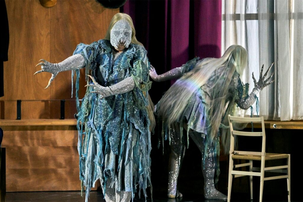 Links Stefanie Müther als zweite Norn bei den Bayreuther Festspielen 2022. Links Stefanie Müther als zweite Norn bei den Bayreuther Festspielen 2022.