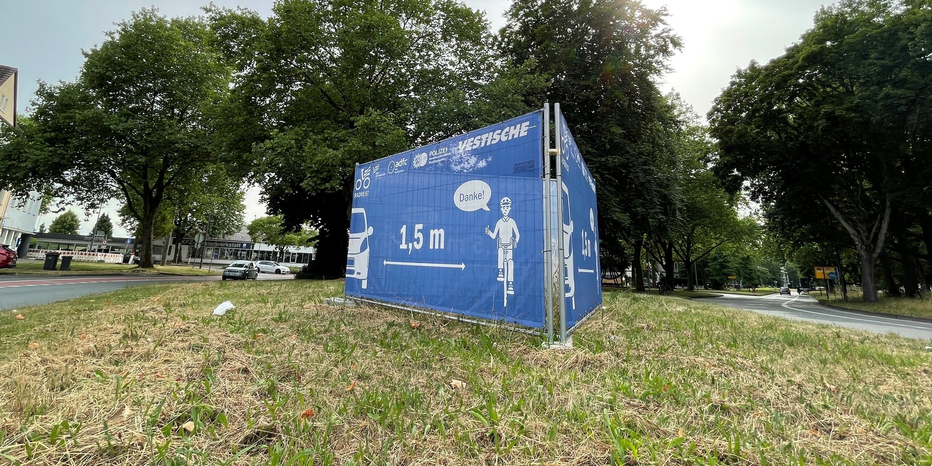 Mit diesen großen Transparenten wird in Castrop-Rauxel auf die neue Abstandsregelung zwischen Autos und Radfahrern hingewiesen.
