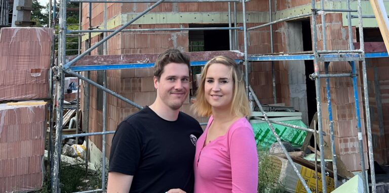 Der Traum vom Eigenheim wird für Lisa König und Chris Kremer langsam Realität. Der Rohbau an der Heitkampstraße in Dortmund-Brechten ist fertig, ein Bausachverständiger hat bereits alles unter die Lupe genommen.