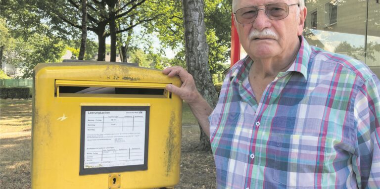 Herbert Steiof, ein älterer Herr, vor dem Briefkasten im Waltroper Krusenhof.
