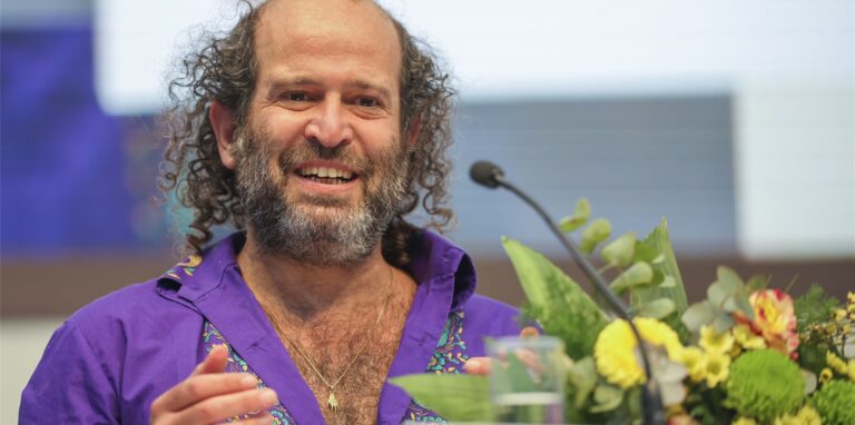 Der israelische Autor Tomer Gardi  am Rednerpult