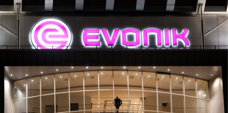 Das Logo von Evonik leuchtet an der Zentrale.