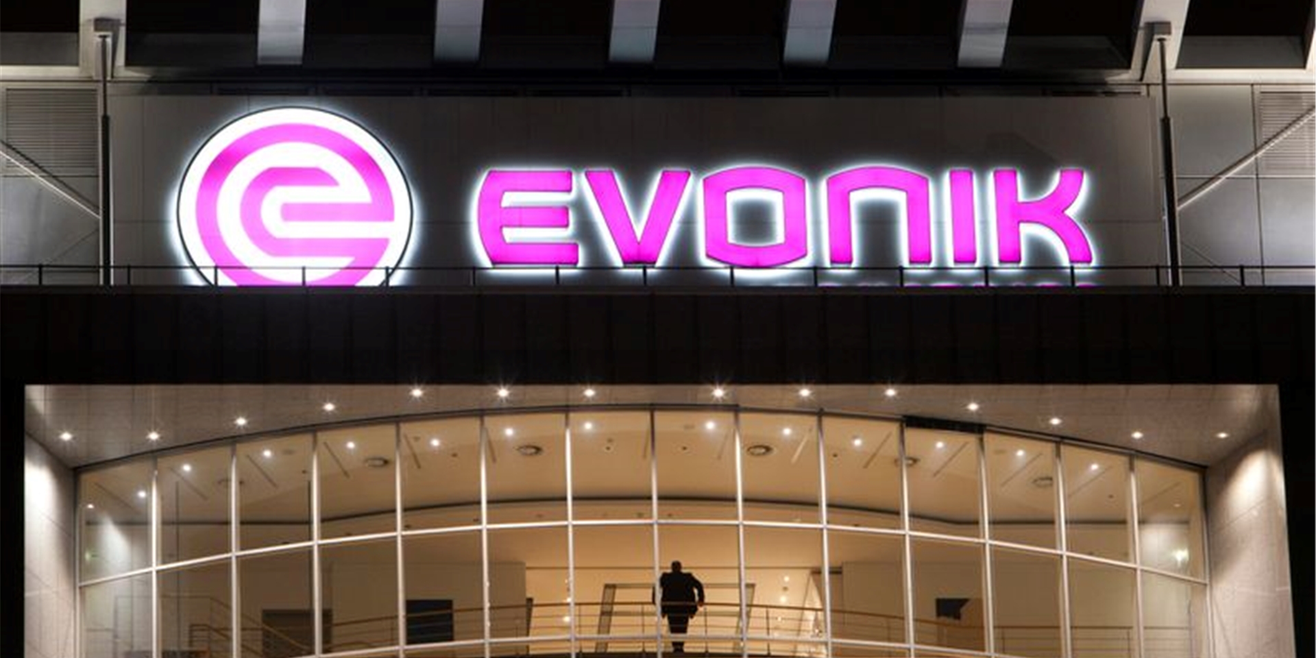 Das Logo von Evonik leuchtet an der Zentrale.