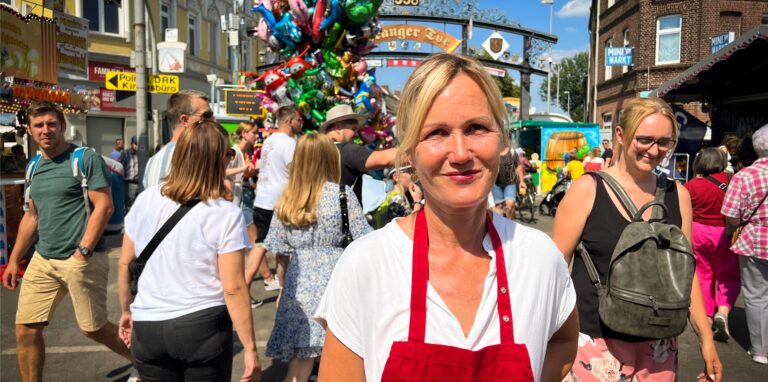 Daniela Miske von der Reisemetzgerei Miske aus Dorsten steht vor dem Cranger Tor auf der Cranger Kirmes.
