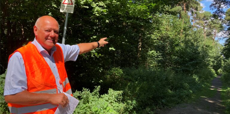 ZBH-Chef Michael Lauche zeigte uns im Arenbergischen Forst ein Beispiel für guten Mischwald.