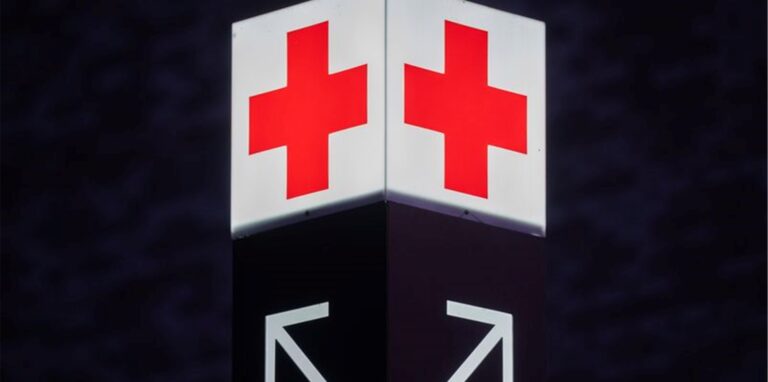 Ein Pfeil weist den Weg zur Notaufnahme eines Krankenhauses.