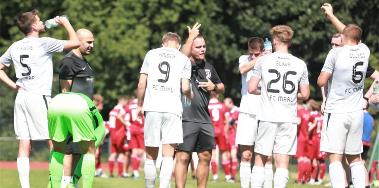 Trainer Thomas Falkowski schwört sein Team ein.