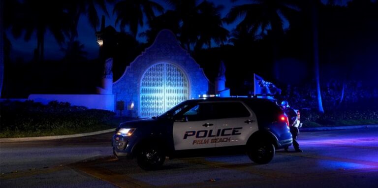 Polizisten stehen vor dem Eingang des Mar-a-Lago-Anwesens des ehemaligen US-Präsidenten Trump.