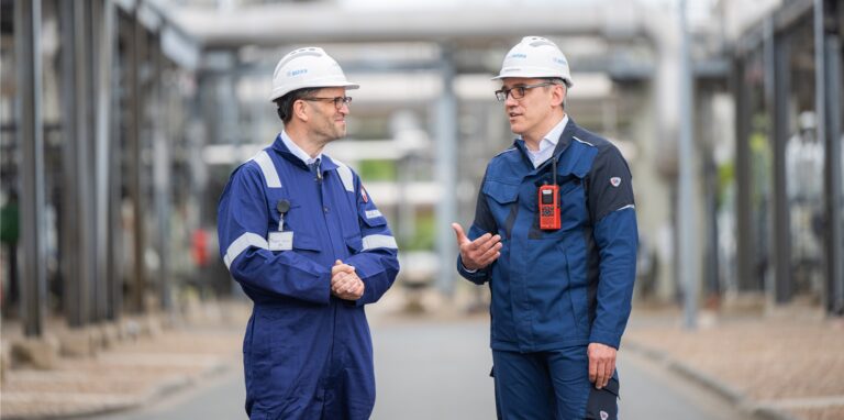 Klaus Müller (l), Präsident der Bundesnetzagentur, unterhält sich während seiner Besichtigung des Astora Gasspeichers in Rehden mit Eduard Schmitke, Geschäftsführer von Astora GmbH.