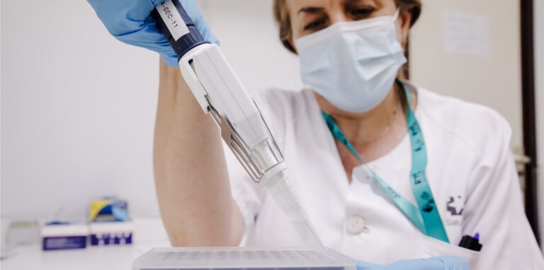 Eine Krankenschwester bereitet einen PCR-Test zur Erkennung des Affenpockenvirus vor.