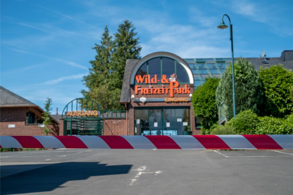 Ein Absperrband versperrt den Zugang zum Wild- und Freizeitparks Klotten.