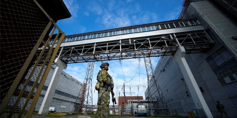 Ein russischer Soldat bewacht einen Bereich des Kernkraftwerks Saporischschja in der Ukraine.