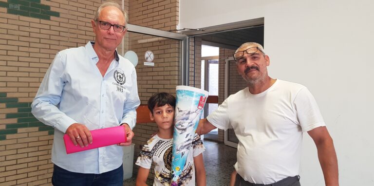 Vorsitzender des Club50Plus Oer-Erkenschwick, Klaus Skodell, und ein geflüchtetes Schulkind mit Vater in der ehemaligen Westerbachschule in Oer-Erkenschwick.