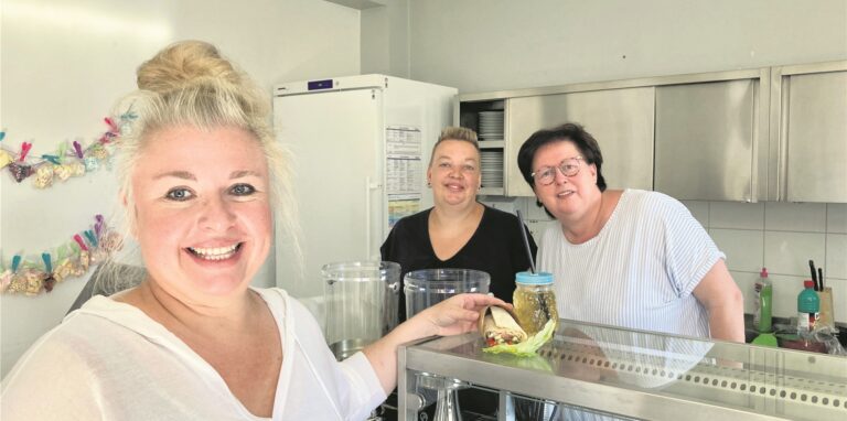 Realschule-Vize Hania Kampa-Jansing probiert den ersten Wrap im neuen Schulbistro, den Sabine Grafe neu übernommen hat. In der Mitte steht Küchenhilfe Nicole Schuler.