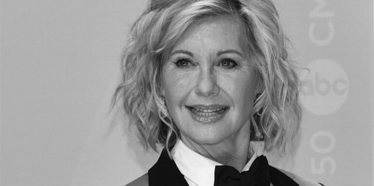 Die Musikerin Olivia Newton-John kommt zur Verleihung der CMA-Awards