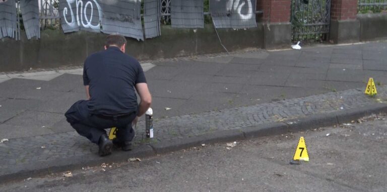 Spurensicherung an der Missundestraße in der nördlichen Innenstadt von Dortmund. Dort starb ein 16-Jähriger nach Schüssen eines Polizisten.