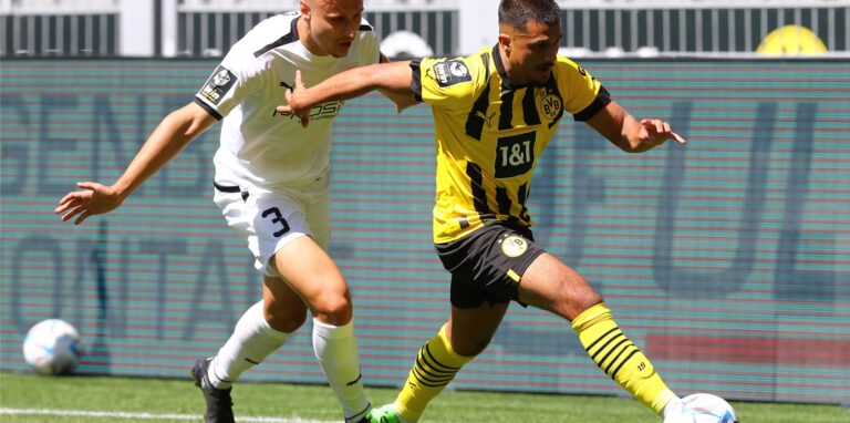 Lion Semic im Zweikampf mit einem Gegenspieler.