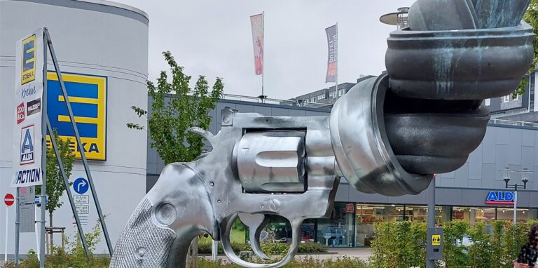 Die Skulptur „Non Violence“ von Carl Fredrik Reuterswärd wurde mit Farbe beschmiert.