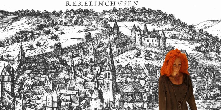 Ein Holzstich zeigt das mittelalterliche bis frühneuzeitliche Recklinghausen. Ins Bild montiert ist eine Frauenpuppe mit roten Haaren.
