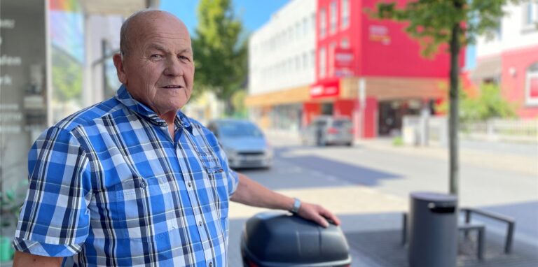 Der Habinghorster Günther Wunder steht in der Einkaufsstraße Lange Straße in Catsrop-Rauxel. Im Hintergrund ist der Penny Markt erkennbar.