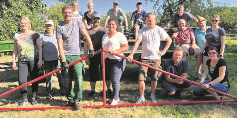 Die Nachbarschaft Auf der Heide/Nach der Deine baut ihr Zelt für das Heidefest auf.