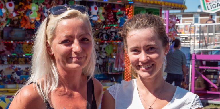 Melanie und Britta sind jedes Jahr auf der Cranger Kirmes in Herne.