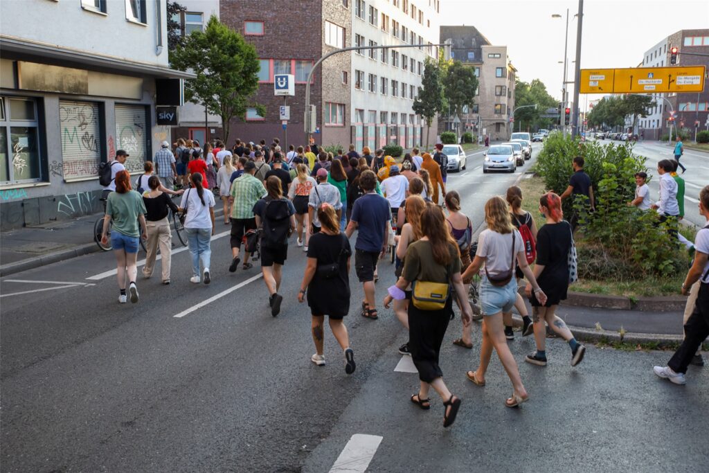 Die Teilnehmer der Demonstration machten sich spontan auf dem Weg zur Polizeiwache Nord an der Münsterstraße. Die Teilnehmer der Demonstration machten sich spontan auf dem Weg zur Polizeiwache Nord an der Münsterstraße.