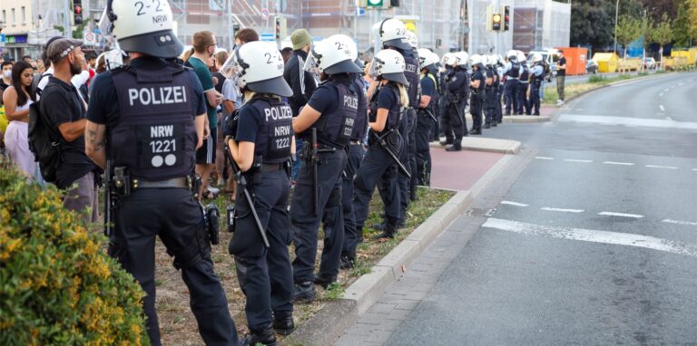 Polizisten hielten Demonstrationsteilnehmer, die spontan vom Kult-Phiel-Platz zur Wache Nord gezogen sind, auf der Steinstraße mit einer Polizeikette auf.