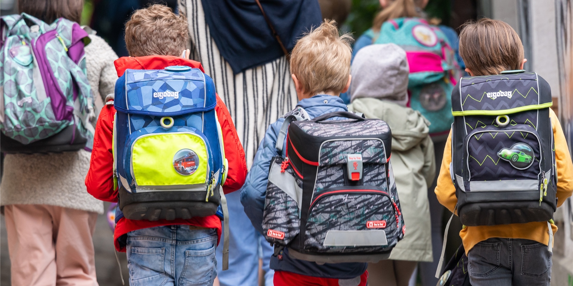 Schulkinder gehen in die Schule.
