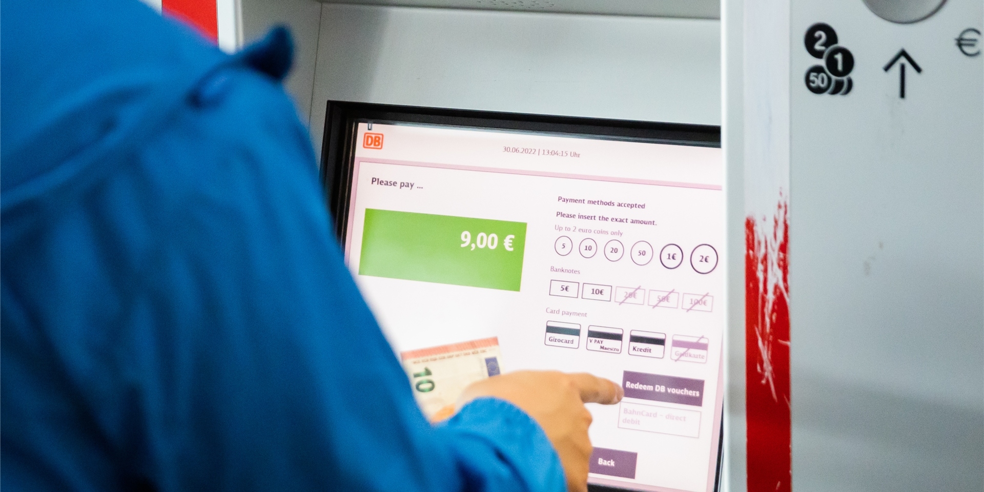 Ein Fahrgast kauft am Berliner Hauptbahnhof das 9-Euro-Ticket für den Monat Juli.
