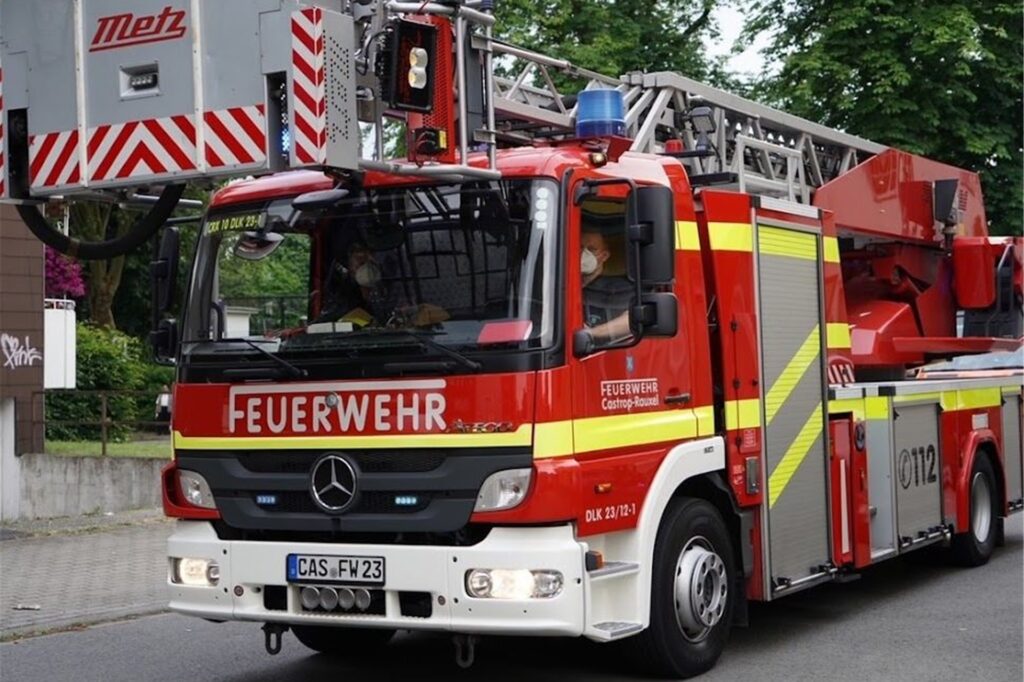 Die Feuerwehr, der Rettungsdienst und der EUV sind mit Fahrzeugen am Stadtmittelpunkt vertreten, die man dort besichtigen kann. Die Feuerwehr, der Rettungsdienst und der EUV sind mit Fahrzeugen am Stadtmittelpunkt vertreten, die man dort besichtigen kann.